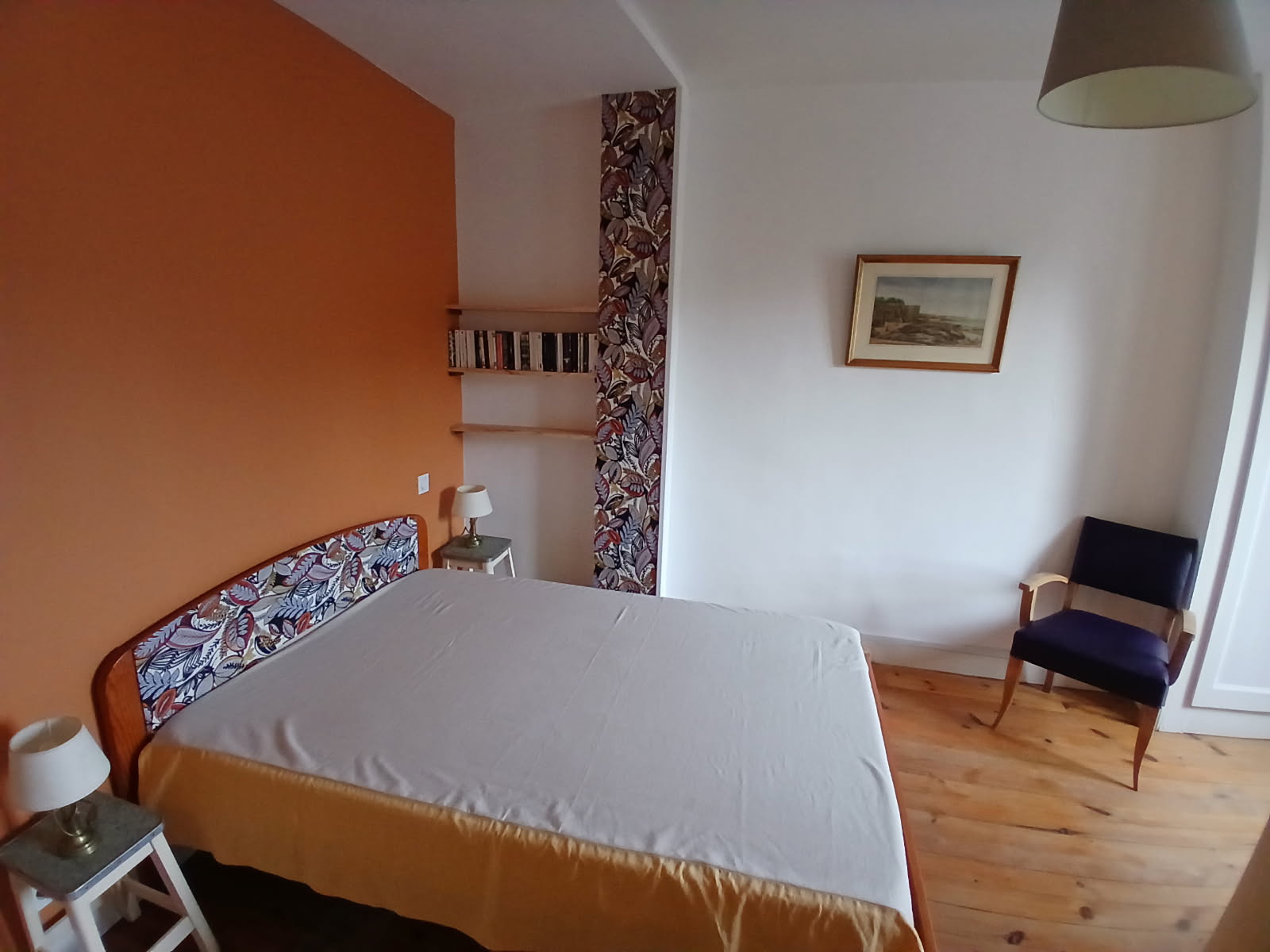 Chambre orange avec un lit double 140 x 190