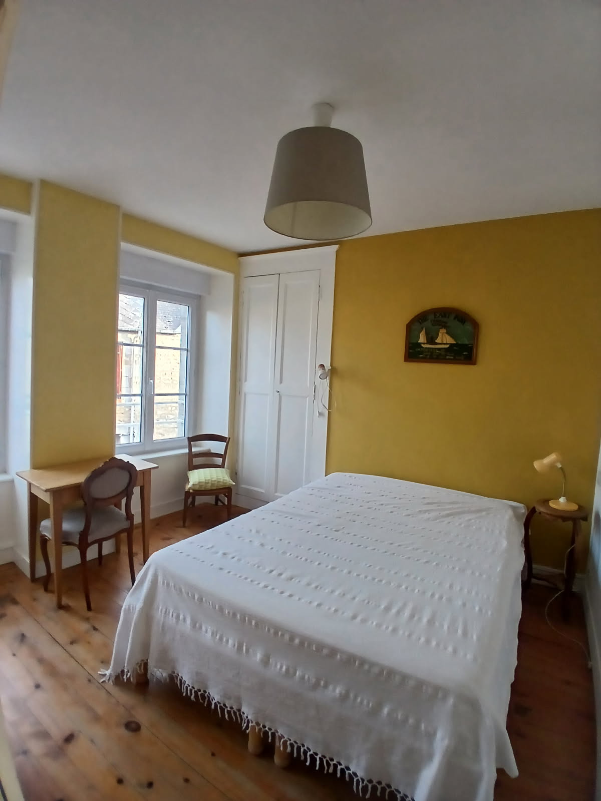 Chambre jaune avec un lit de 140 x 190