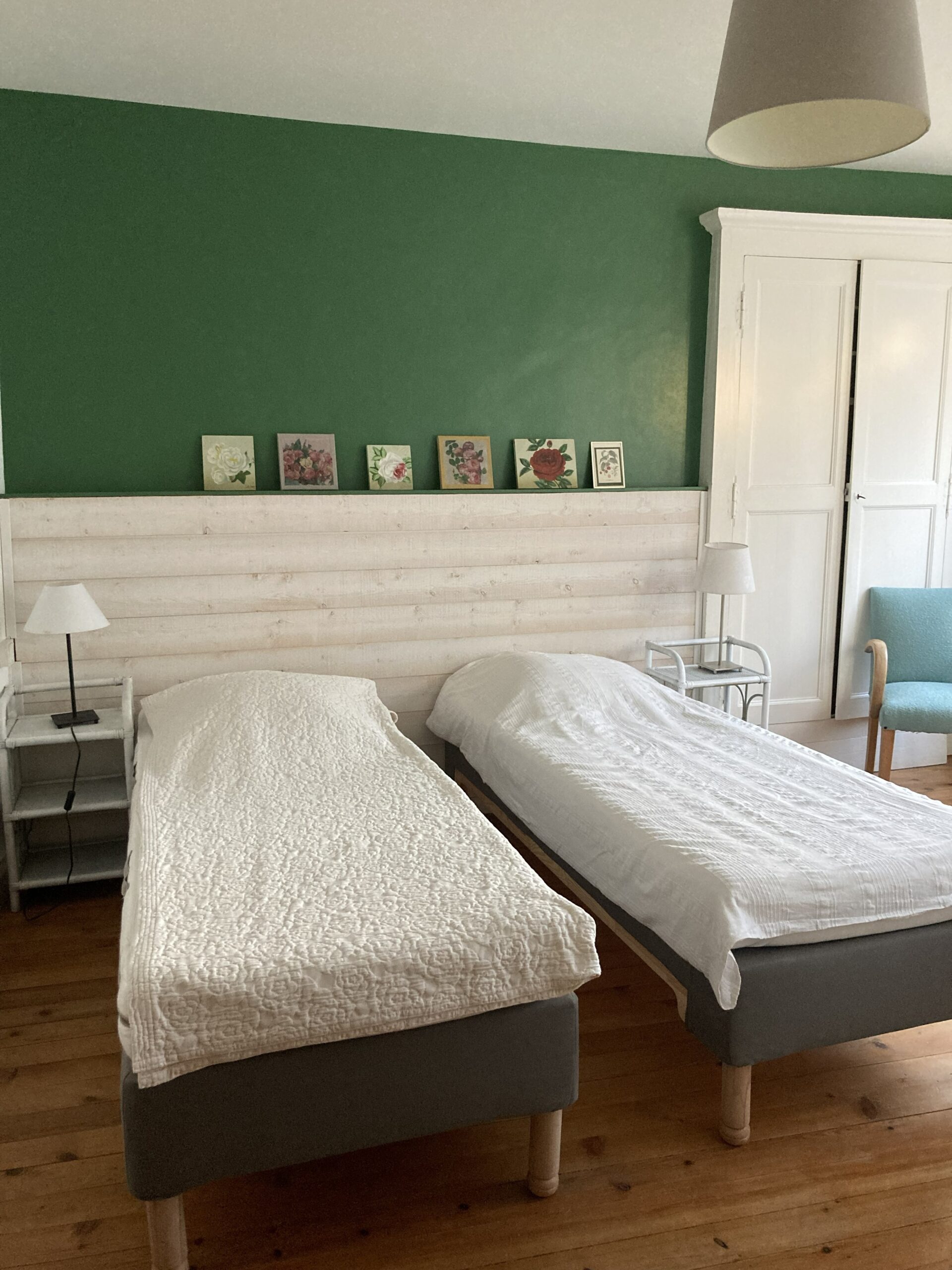 Chambre verte avec un lit double 160 X 200 (2 lits de 80 X 200)