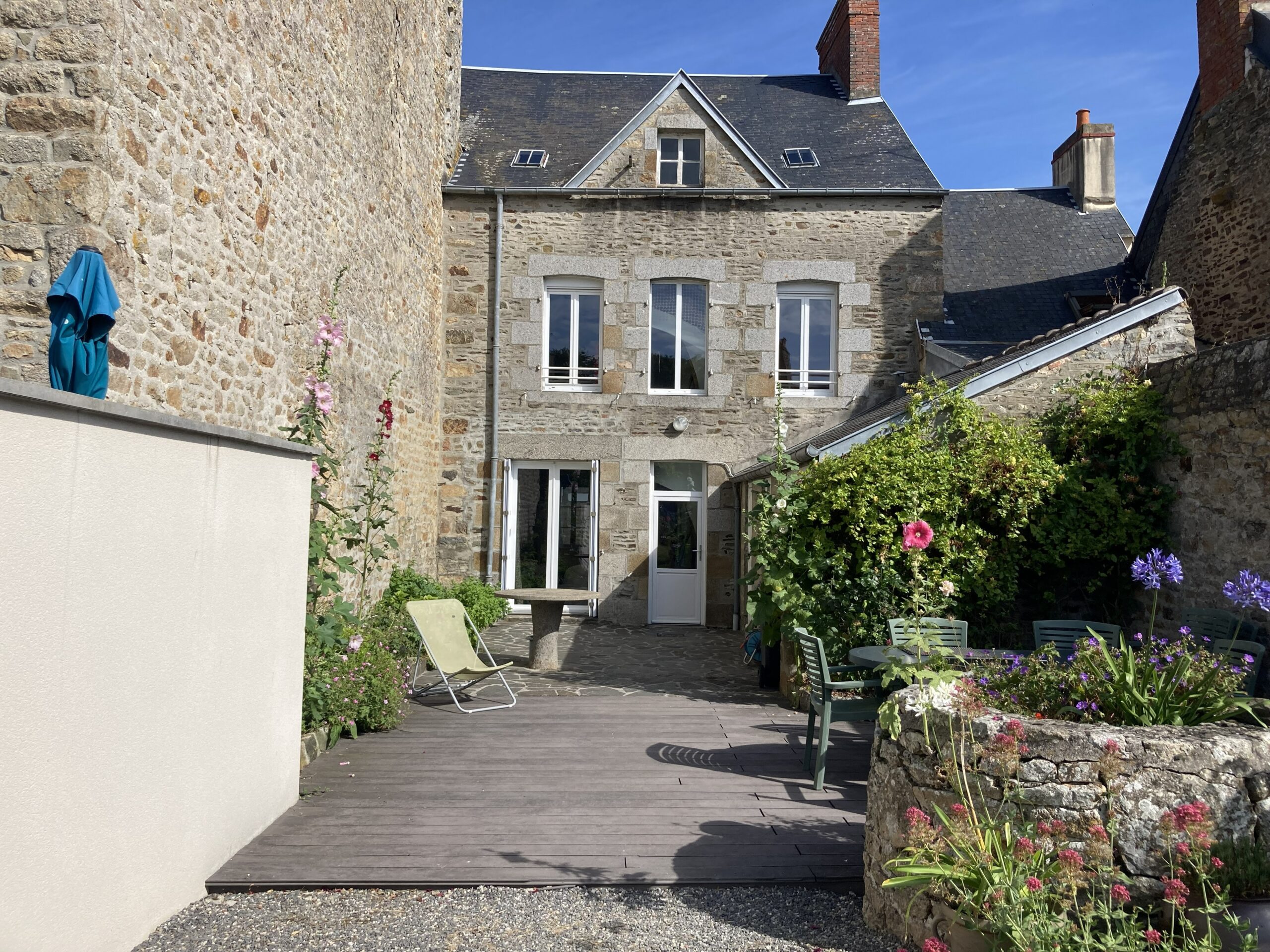 Gites les Hortensias, maison en pierre ancienne, terrasse ensoleillée, fleurs